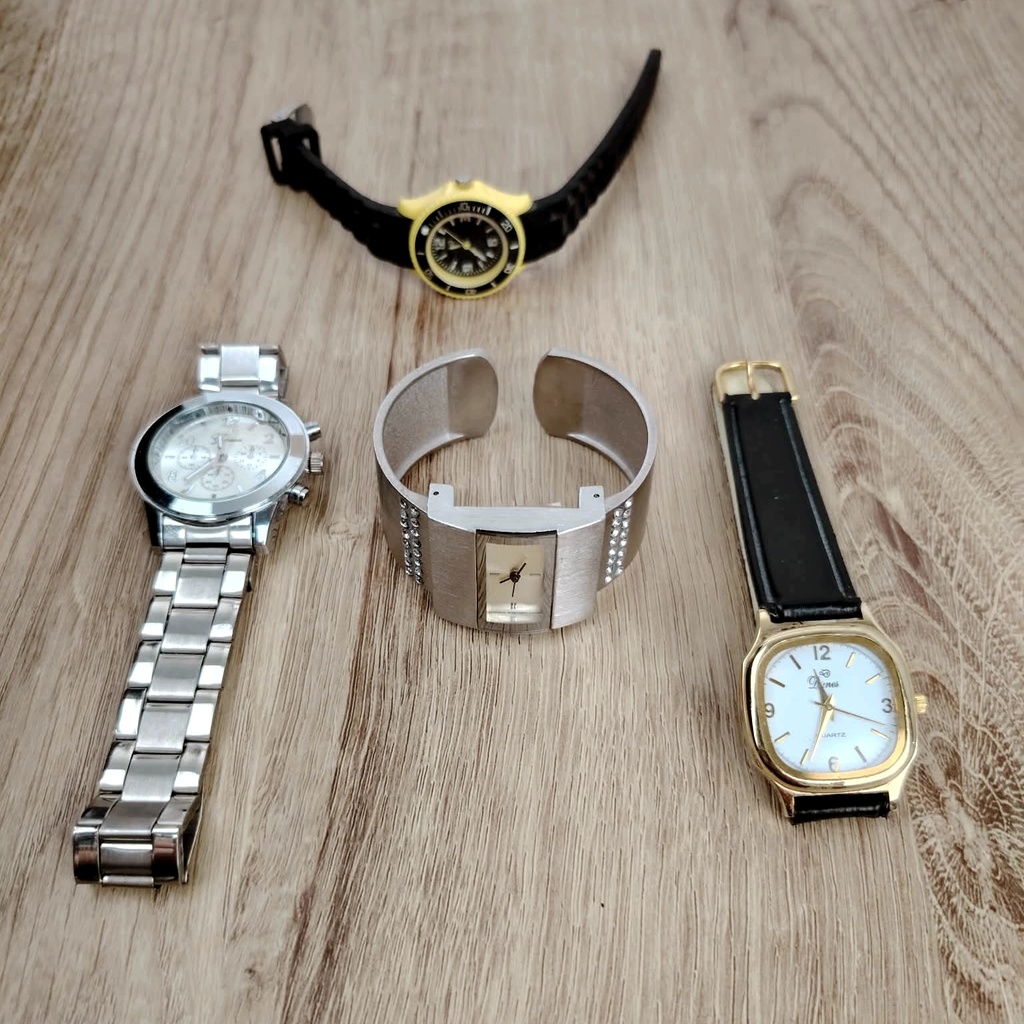 [WALLAPOP-1307869982] Lote de 4 relojes de cuarzo · usados y con pila nueva