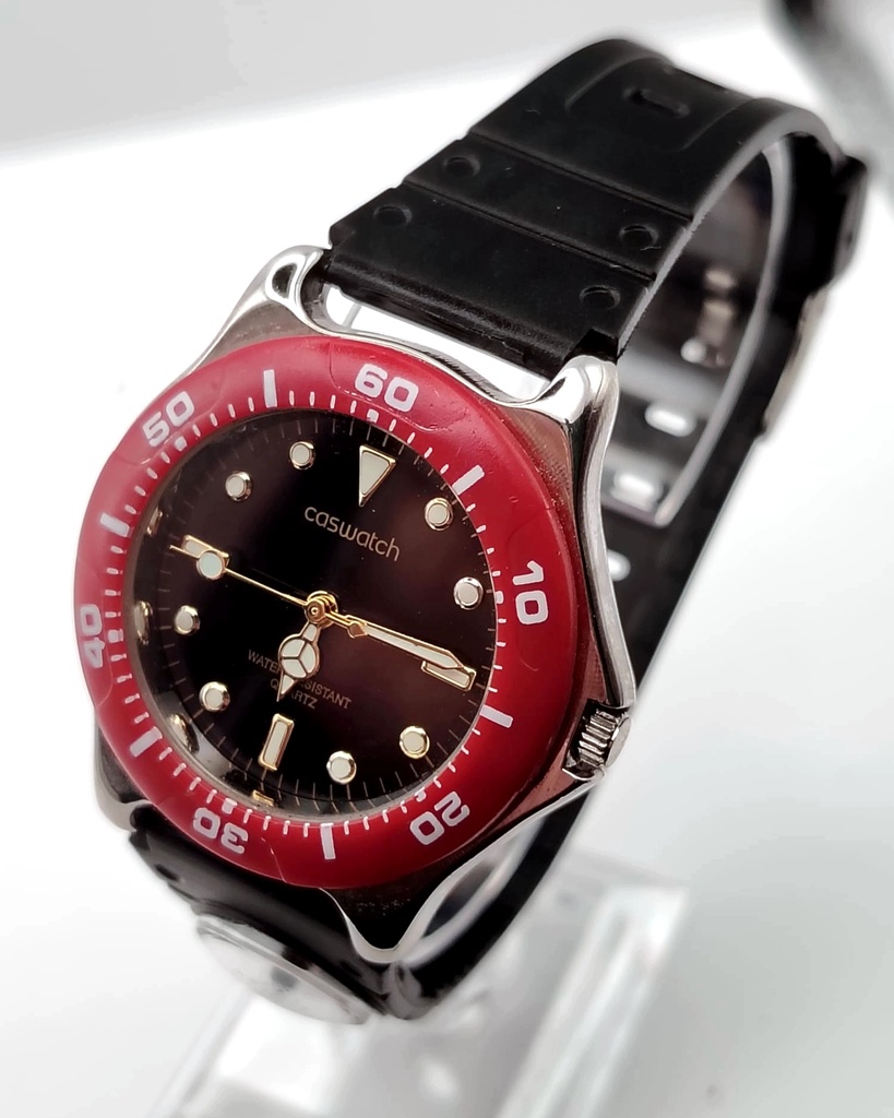 [WALLAPOP-1283474851] Caswatch · cuarzo Miyota con bisel rojo y brújula 37 mm