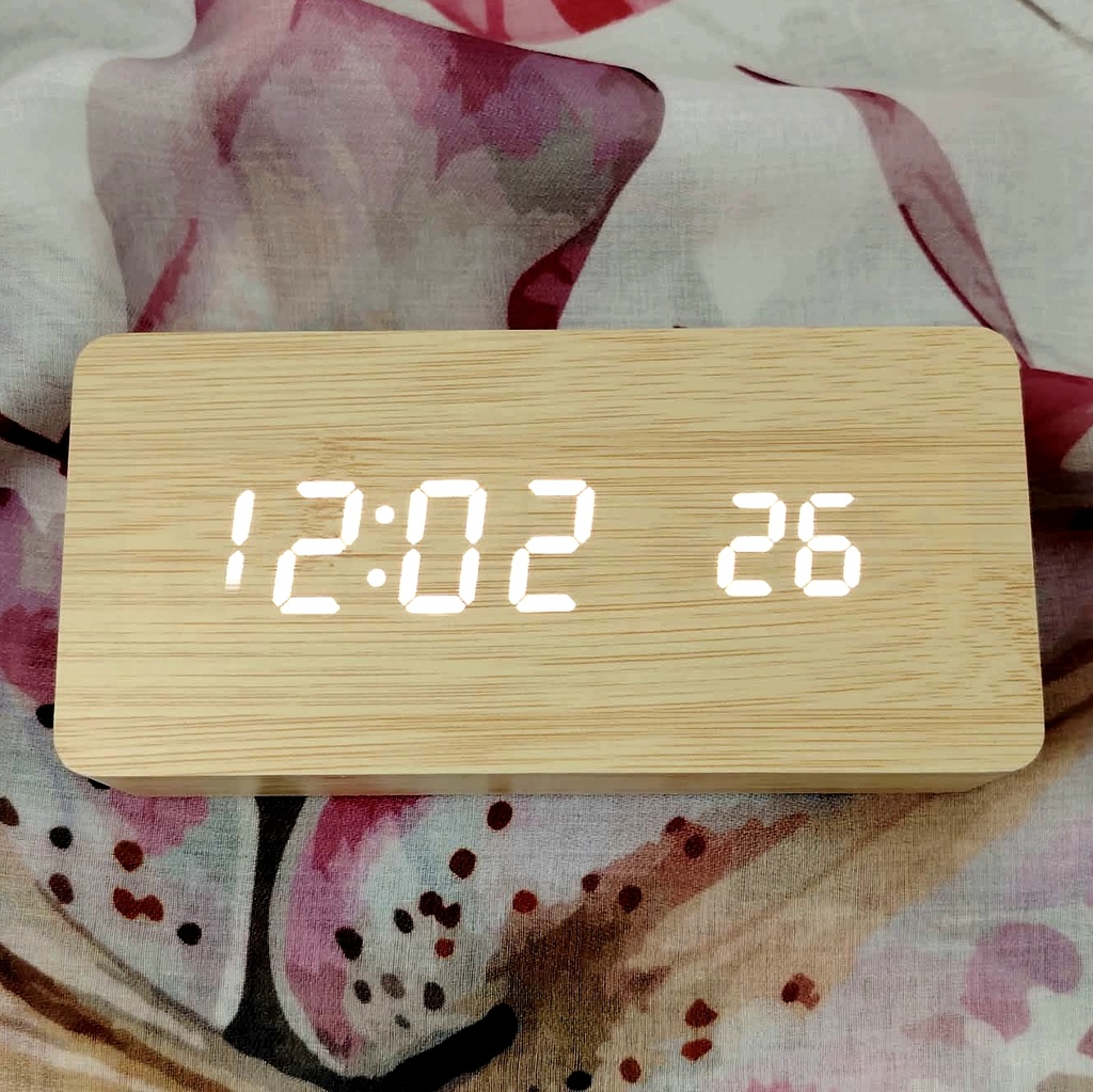 [WALLAPOP-1313474572] Despertador digital LED efecto madera · hora y temperatura