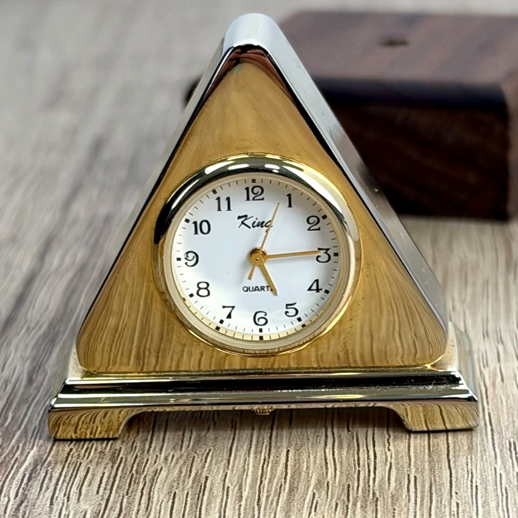 [WALLAPOP-1315000565] King Quartz · reloj de mesa triangular vintage 5 cm